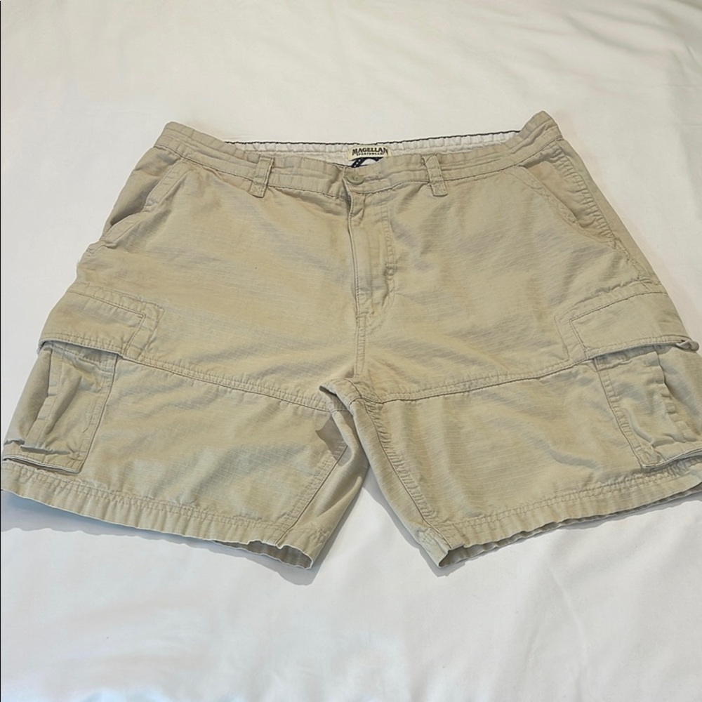 MAGELLAN SIZE 38 Khakis Tan Cargo Shorts for Men